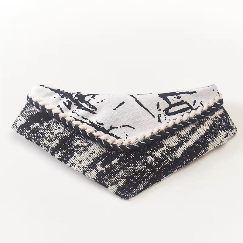 Woololo Original Black and White Graffiti Cruella Texture Pet Cat and Dog Saliva Towel Triangular